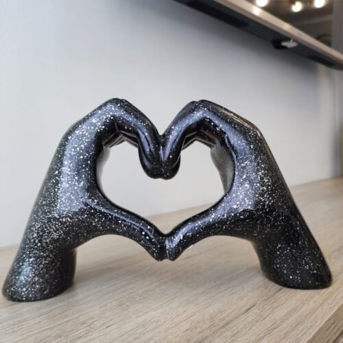 Escultura manos corazón en resina negra