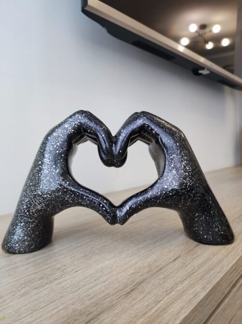 Escultura manos corazón en resina negra