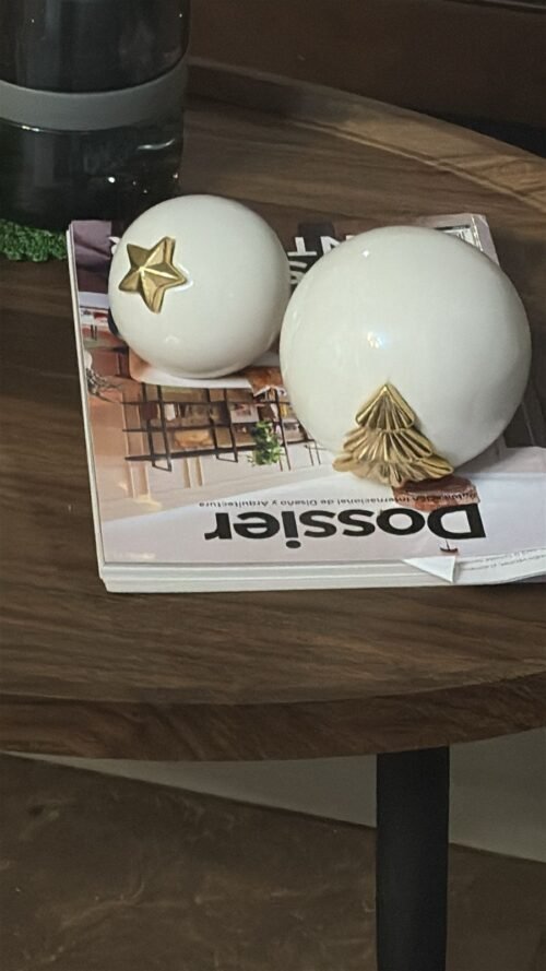 WhatsApp Image 2025-12-09 at 7.51.32 PM (1) Adorno navideño de cerámica blanca